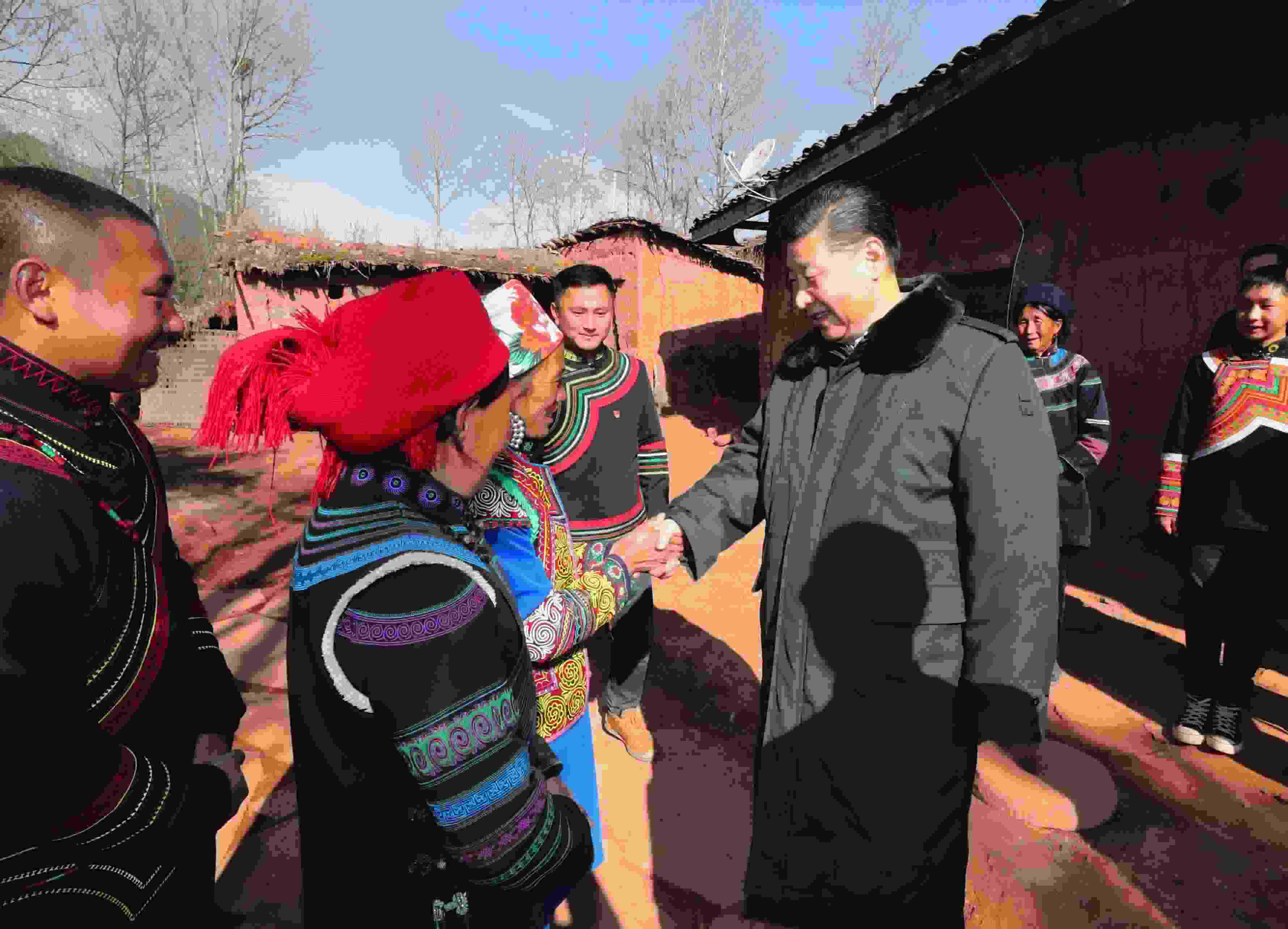 △ 2018年2月11日，習(xí)近平總書記驅(qū)車2個多小時，從四川西昌市來到位于大涼山深處的昭覺縣三岔河鄉(xiāng)三河村、解放鄉(xiāng)火普村，走進(jìn)彝族貧困群眾家中，看實情、問冷暖、聽心聲，同當(dāng)?shù)馗刹咳罕姽采叹珳?zhǔn)脫貧之策。