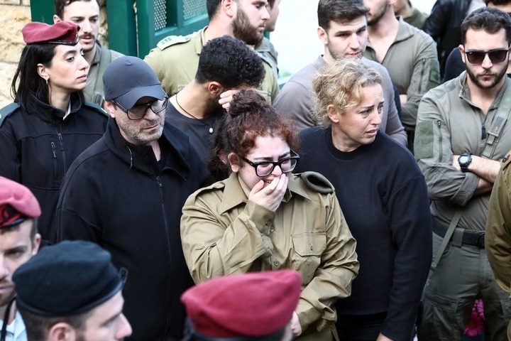 1月23日，在以色列特拉維夫的一處公墓，人們參加一名以色列士兵的葬禮。新華社發(fā)（吉德翁·馬科維奇攝/基尼圖片社）