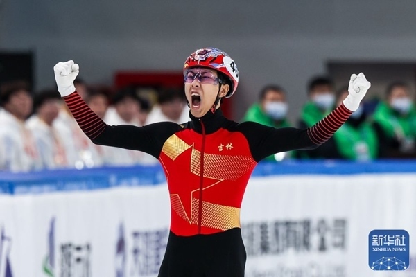 吉林隊(duì)選手孫龍沖線后慶祝勝利。新華社記者 李博 攝