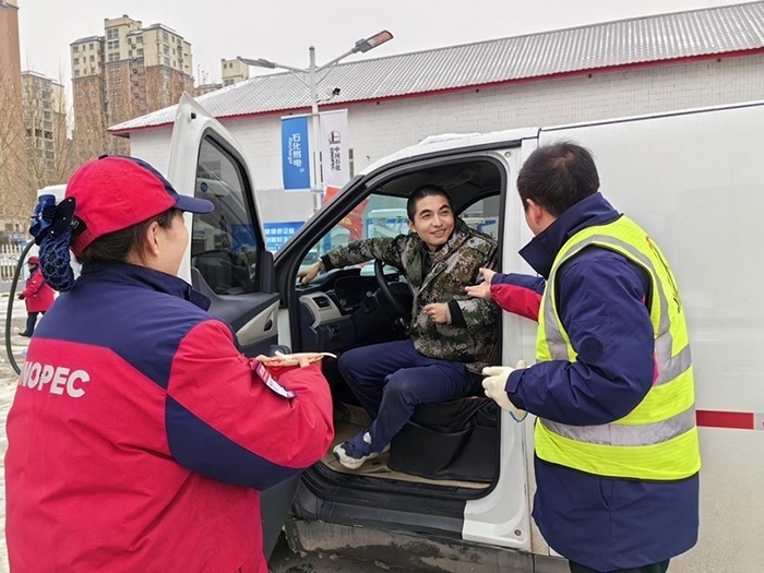 加能站員工為雪天到站充電的司機送來泡面并邀請他到站里休息。受訪者供圖