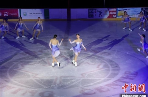 當(dāng)?shù)貢r(shí)間2月17日晚，青少年冰上春晚在加拿大多倫多舉行。圖為曾獲加拿大全國(guó)冠軍的一支青少年花滑隊(duì)進(jìn)行集體自由滑表演。 中新社記者 余瑞冬 攝