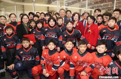 當(dāng)?shù)貢r(shí)間2月17日晚，青少年冰上春晚在加拿大多倫多舉行。圖為中國(guó)駐多倫多總領(lǐng)事羅偉東和主辦方代表、與會(huì)嘉賓與“未來(lái)之星”冰球隊(duì)華裔少年冰球手們合影。 中新社記者 余瑞冬 攝