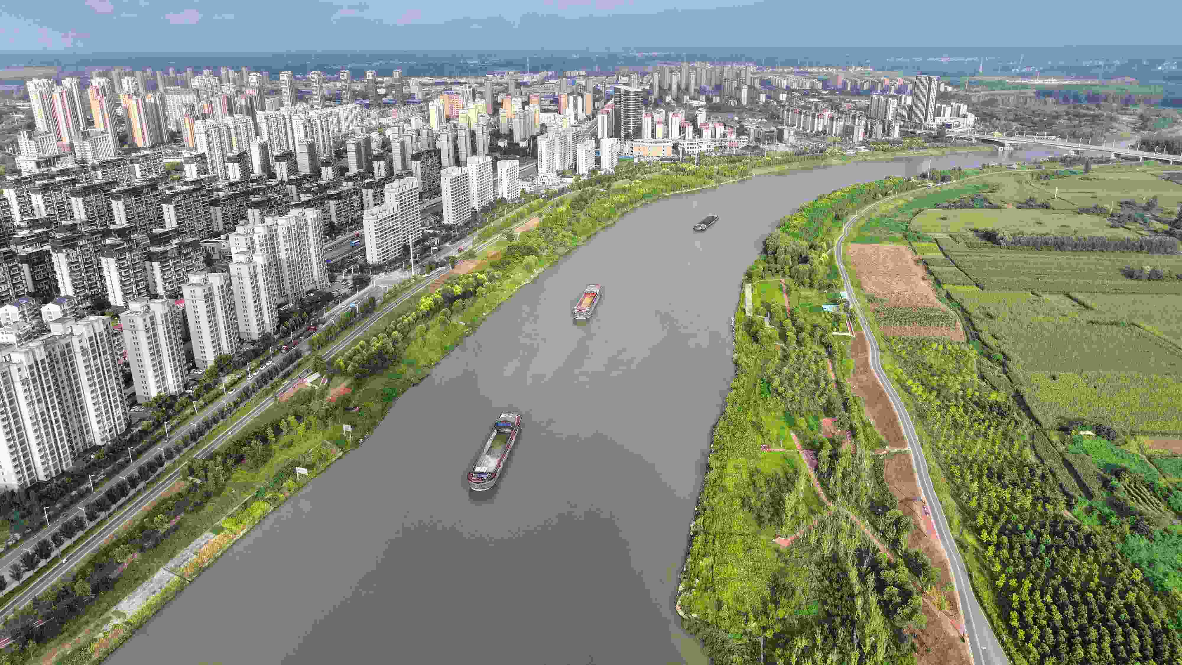 △ 2023年8月21日，安徽阜陽，初秋時(shí)節(jié)，界首城市建設(shè)與沙潁河水系、橋梁和綠植相映襯，構(gòu)成一幅生態(tài)宜居的美麗畫卷。