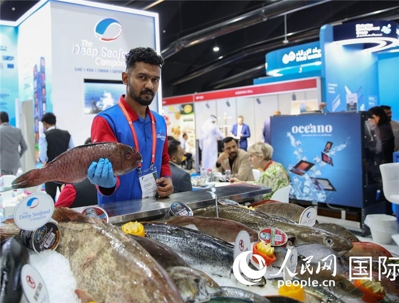 海灣食品展上，一位展商在展示海產(chǎn)品。人民網(wǎng) 塔里克·易卜拉欣攝