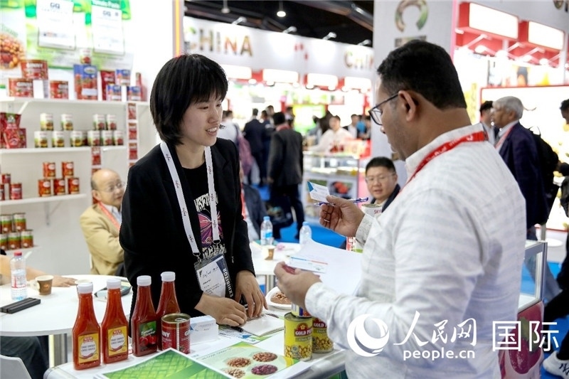 圖為中國(guó)參展企業(yè)代表與采購(gòu)商交流。人民網(wǎng) 塔里克·易卜拉欣攝