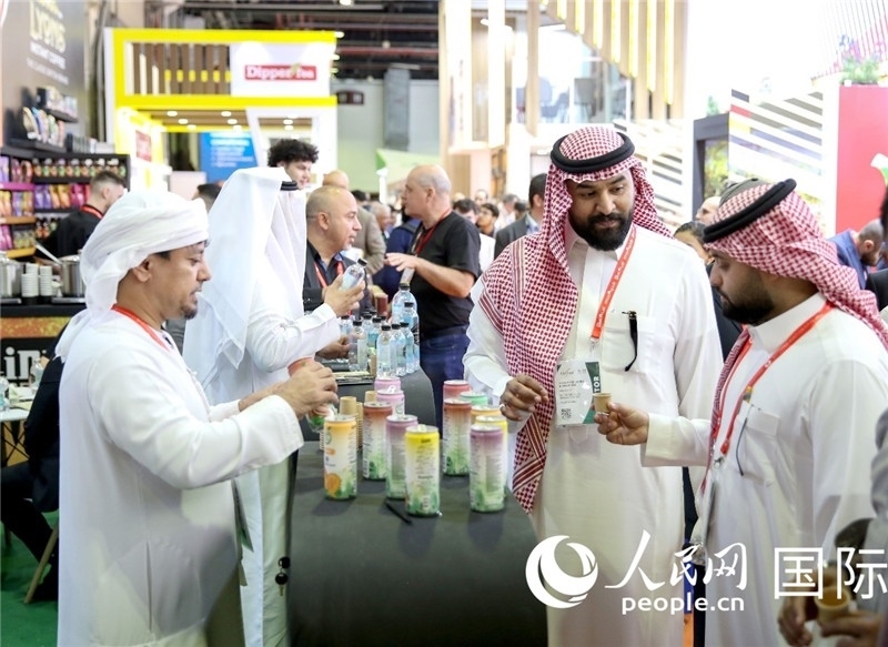 圖為專(zhuān)業(yè)觀(guān)眾在海灣食品展飲料展區(qū)參觀(guān)。人民網(wǎng) 塔里克·易卜拉欣攝