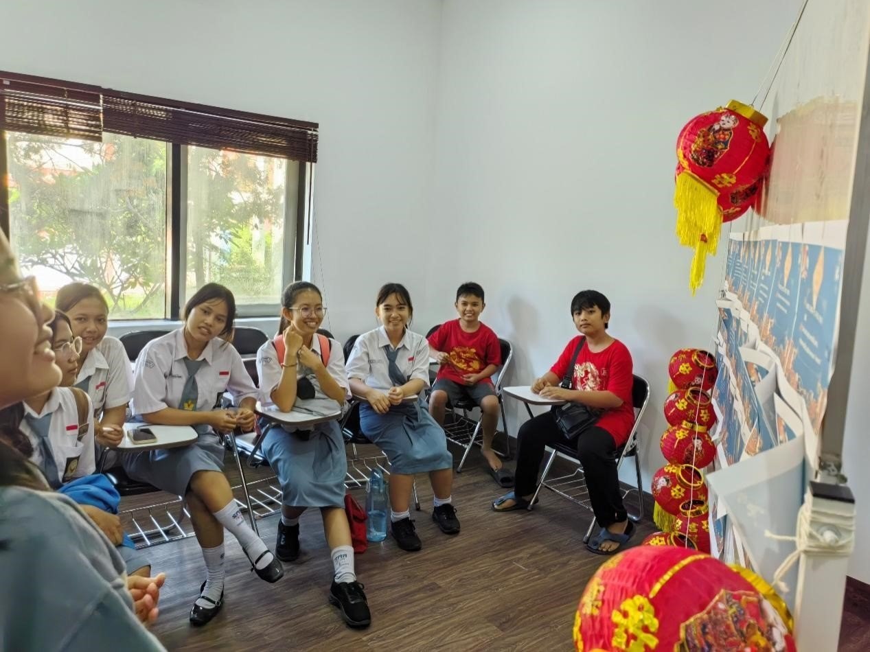 學(xué)生們踴躍參與猜燈謎活動。巴陵康孔子學(xué)院供圖