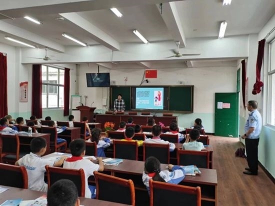 安全知識(shí)宣傳進(jìn)校園。將樂縣農(nóng)業(yè)農(nóng)村局供圖