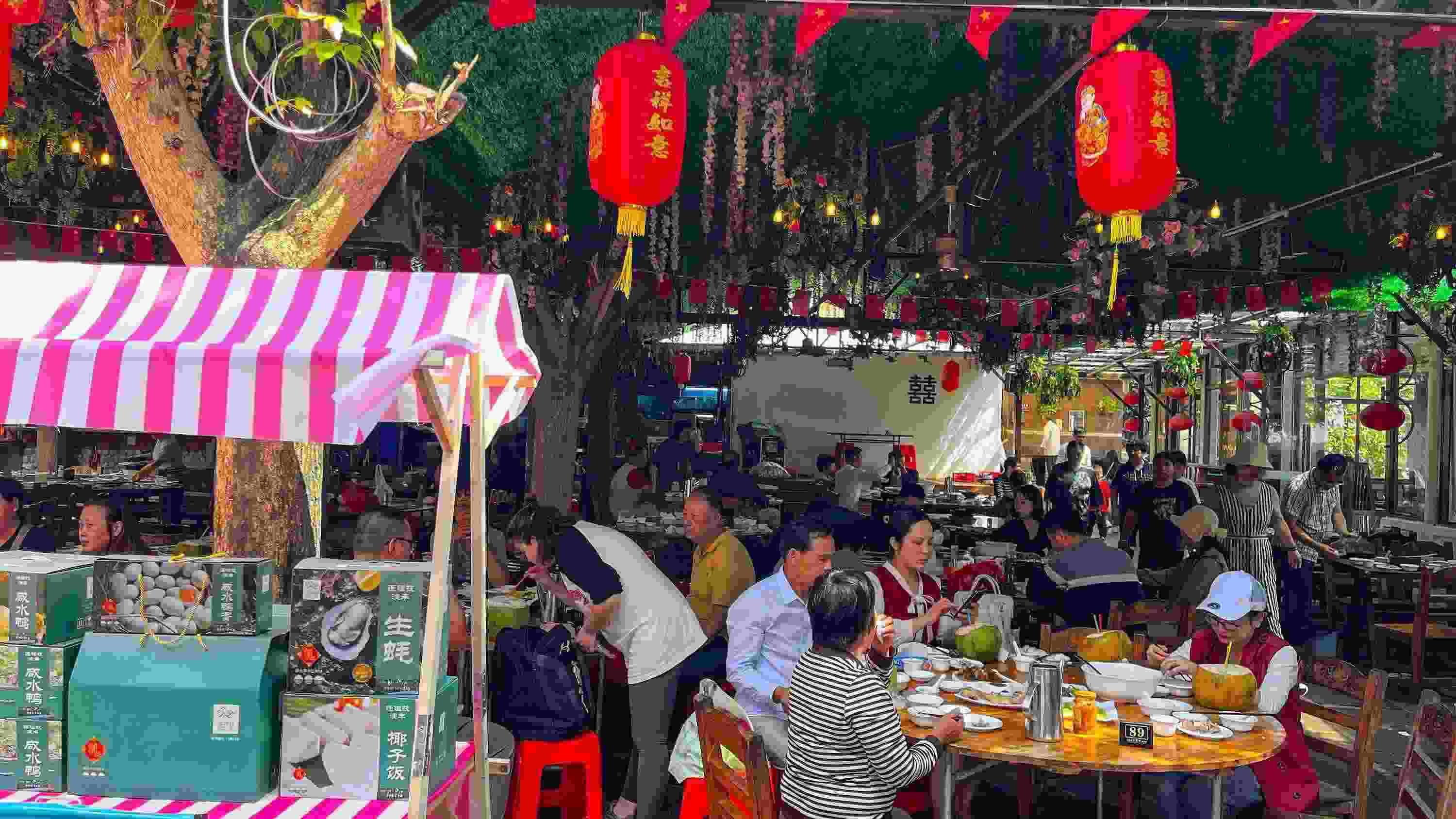 △ 2024年2月17日，春節(jié)假期最后一天，?？卩l(xiāng)村旅游持續(xù)火爆，眾多游客前往漁家樂品嘗特色海鮮和鄉(xiāng)村美食。