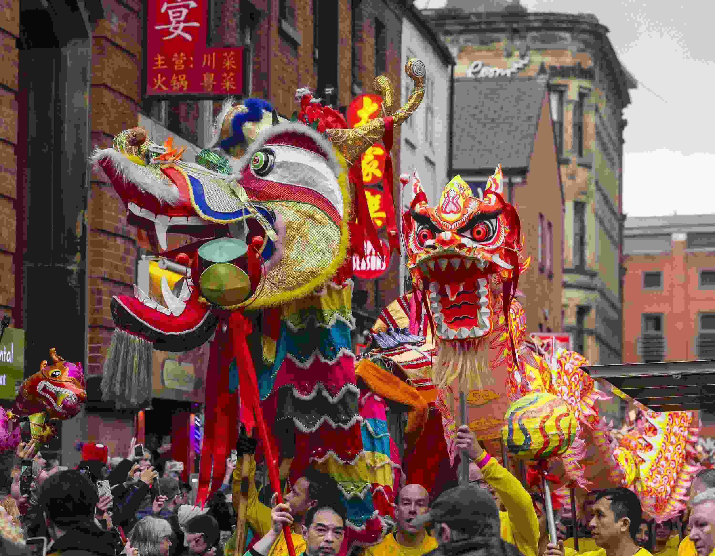 △ 當?shù)貢r間2024年2月11日，英國曼徹斯特，表演者進入中國城，參加中國農(nóng)歷龍年春節(jié)的慶?；顒?。