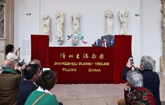 2月10日，在位于法國(guó)巴黎埃菲爾鐵塔附近的“建筑與遺產(chǎn)之城”博物館，觀眾欣賞漳州布袋木偶戲。新華社記者高靜攝