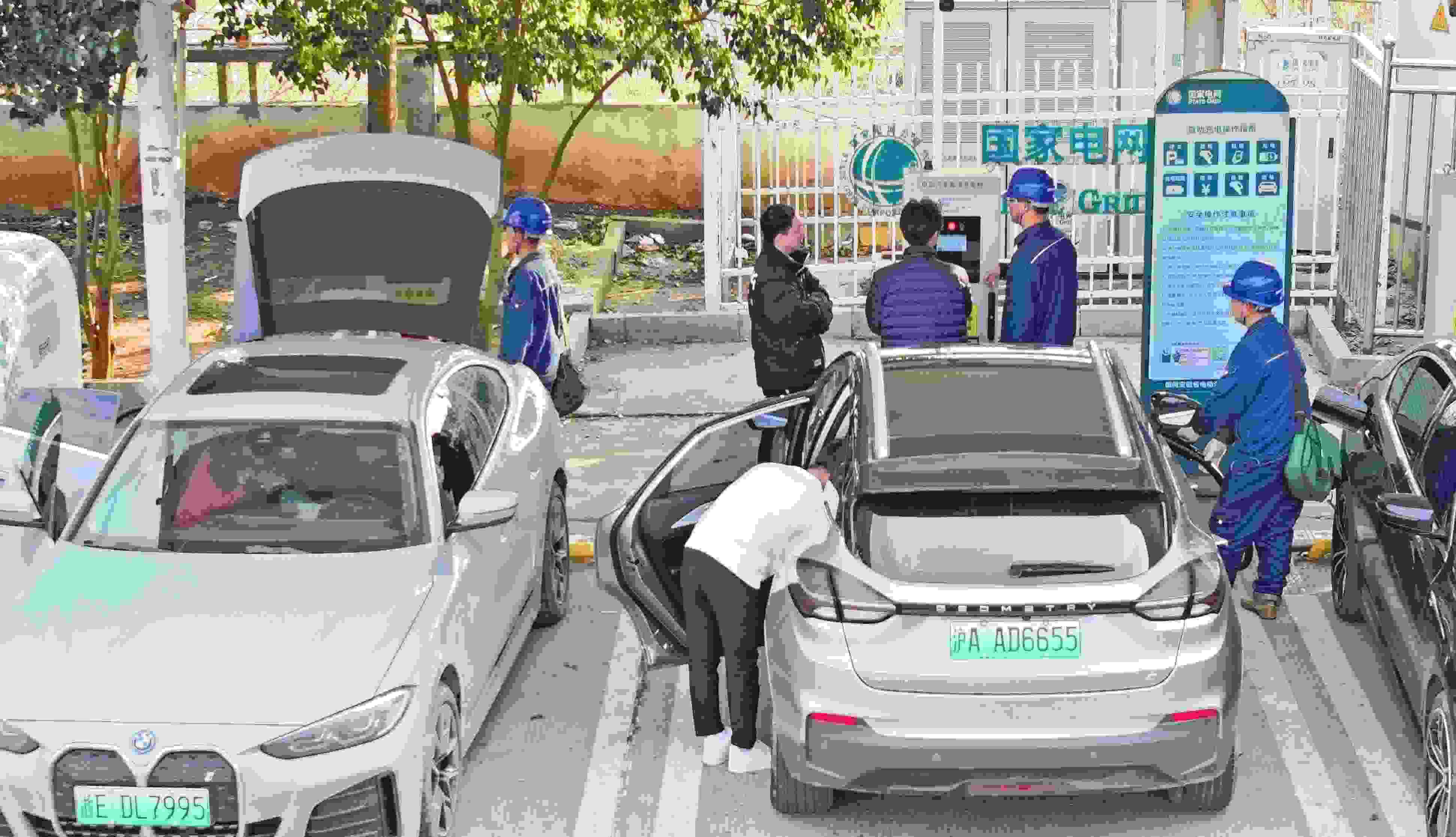 △ 2024年2月17日，安徽滁州來安縣大英鎮(zhèn)境內(nèi)的G36寧洛高速曹莊服務區(qū)，滁州市供電公司工作人員協(xié)助電動汽車車主高效解決充電中遇到的問題。