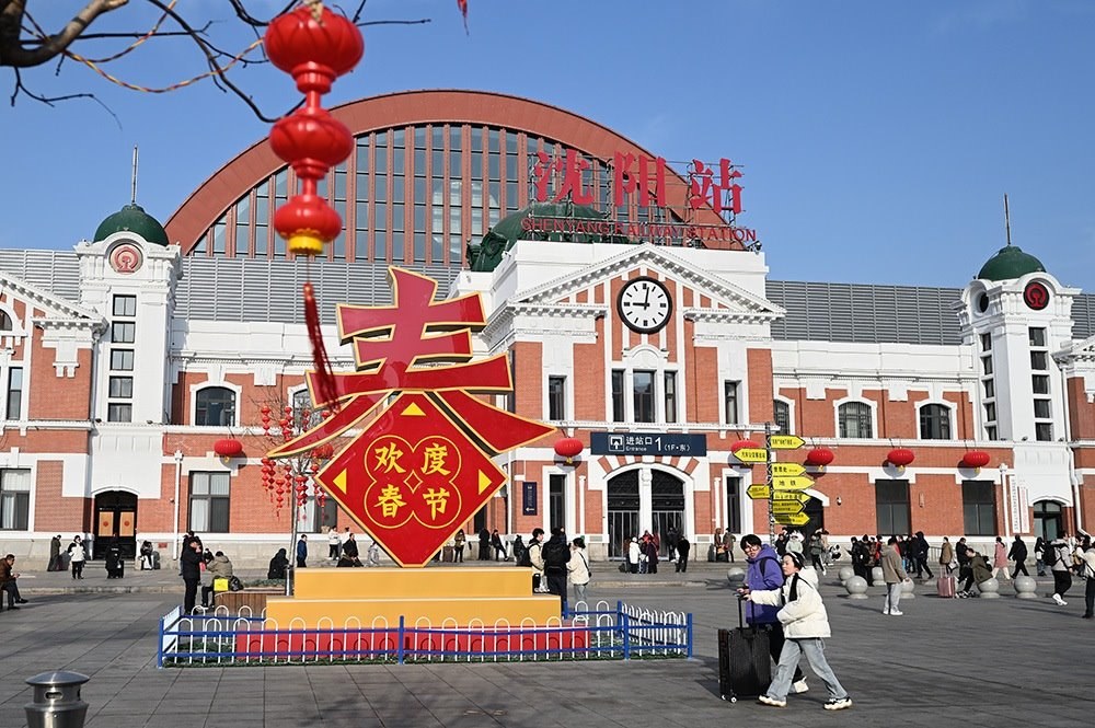 △ 2024年2月17日，沈陽站，人們拉著大大小小的行李箱，踏上了龍年新征程。