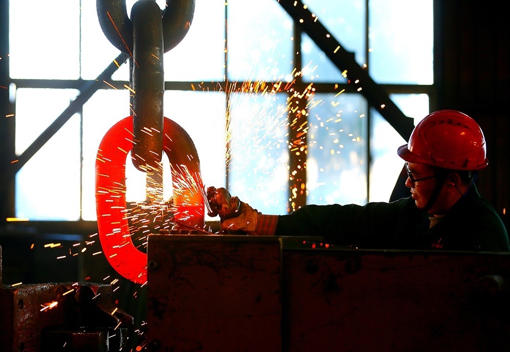 △ 2024年2月17日，青島市，即墨區(qū)靈山街道一家錨鏈企業(yè)，工人正在忙碌。