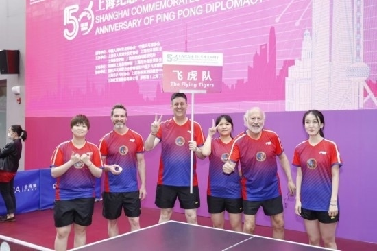 2021年，歐君廷（左三）參加上海紀(jì)念中美乒乓外交50周年活動