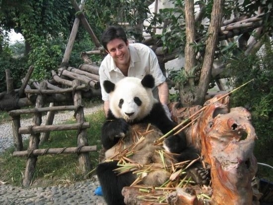 2006年，歐君廷在四川成都和熊貓合影