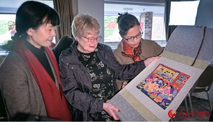 贈送舟山漁民畫。人民網(wǎng) 郭錦標攝