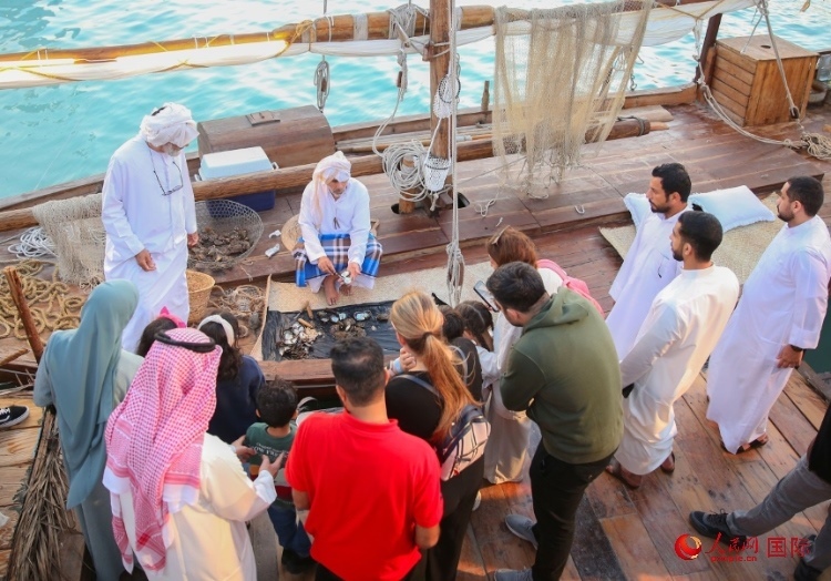 游客了解采珠工作。人民網(wǎng) 塔里克·易卜拉欣攝