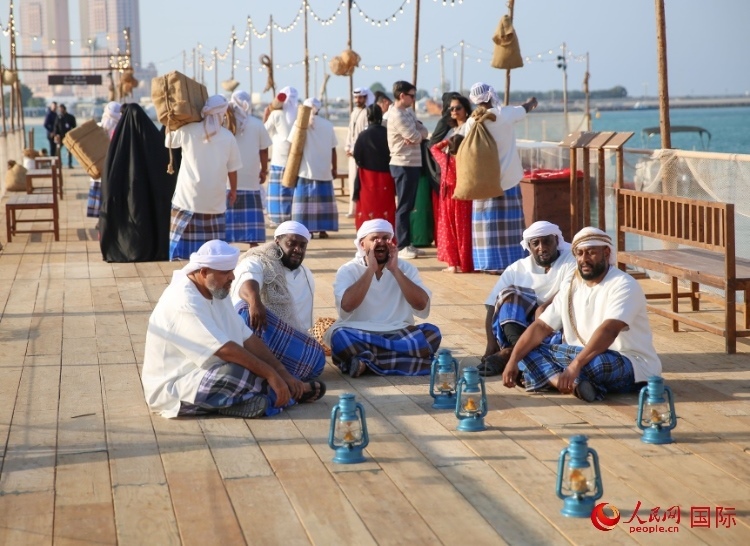 演藝人員展示售賣產(chǎn)品的場景。人民網(wǎng) 塔里克·易卜拉欣攝