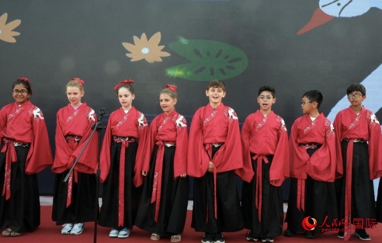 來自世界各地的小朋友一同誦讀中國古詩。人民網(wǎng) 滕婧含攝