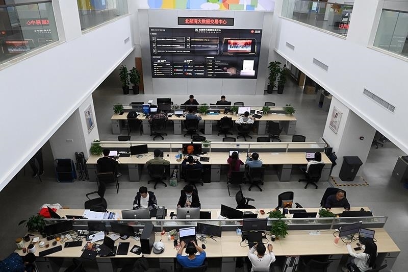 2023年12月12日，中國－東盟信息港股份有限公司員工在工作中。