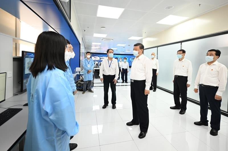 2023年7月6日，習近平總書記在江蘇南京市考察紫金山實驗室時，同科研人員親切交流。