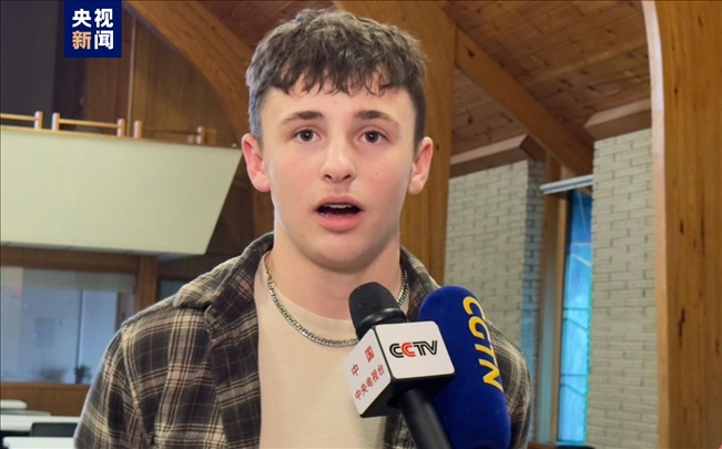 △赴華交流學生代表科爾(王剛偉)向習爺爺表示感謝