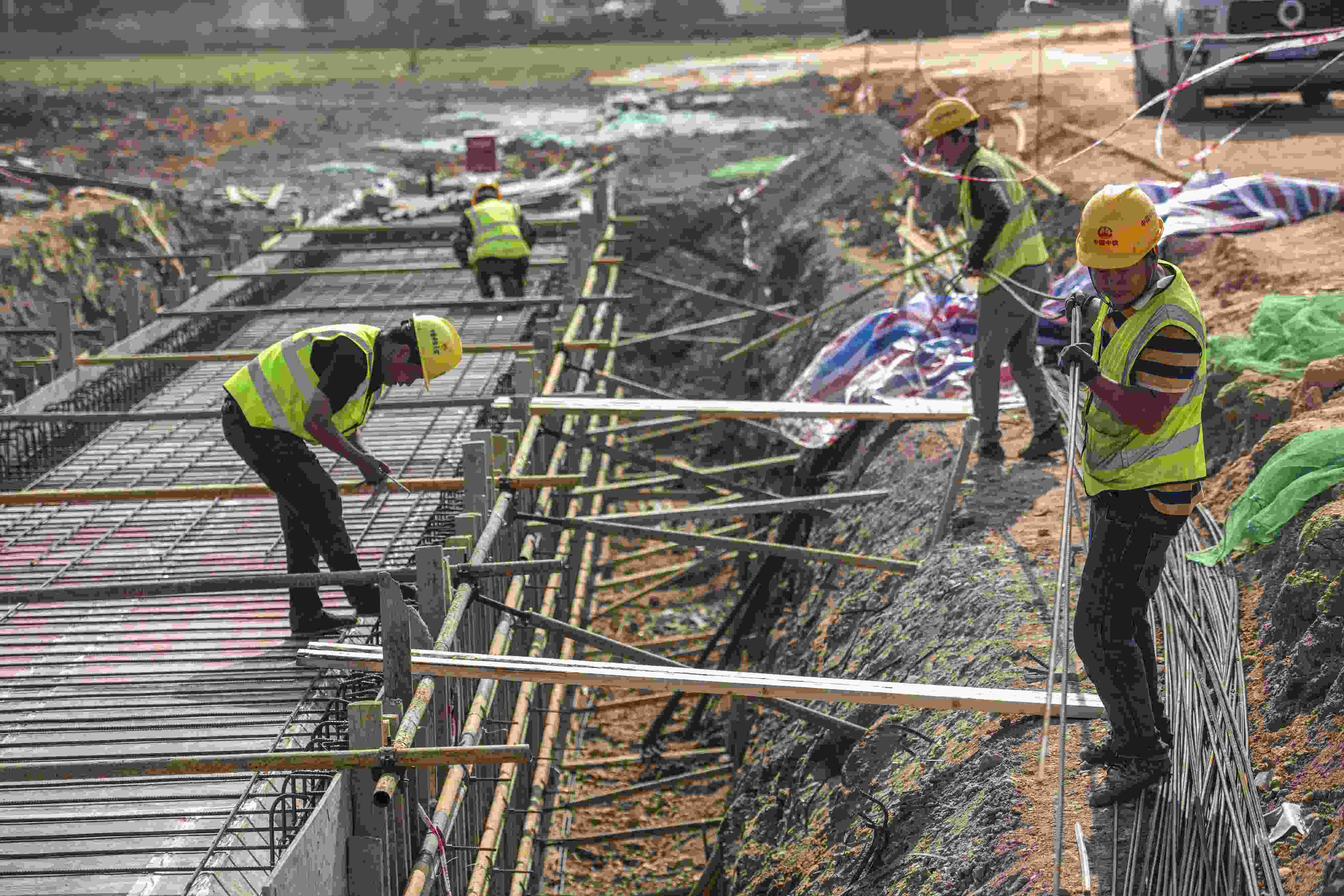 △ 2024年2月20日，海南省瓊海市，工程機械在博鰲樂城國際醫(yī)療旅游先行區(qū)康健路上加緊施工。