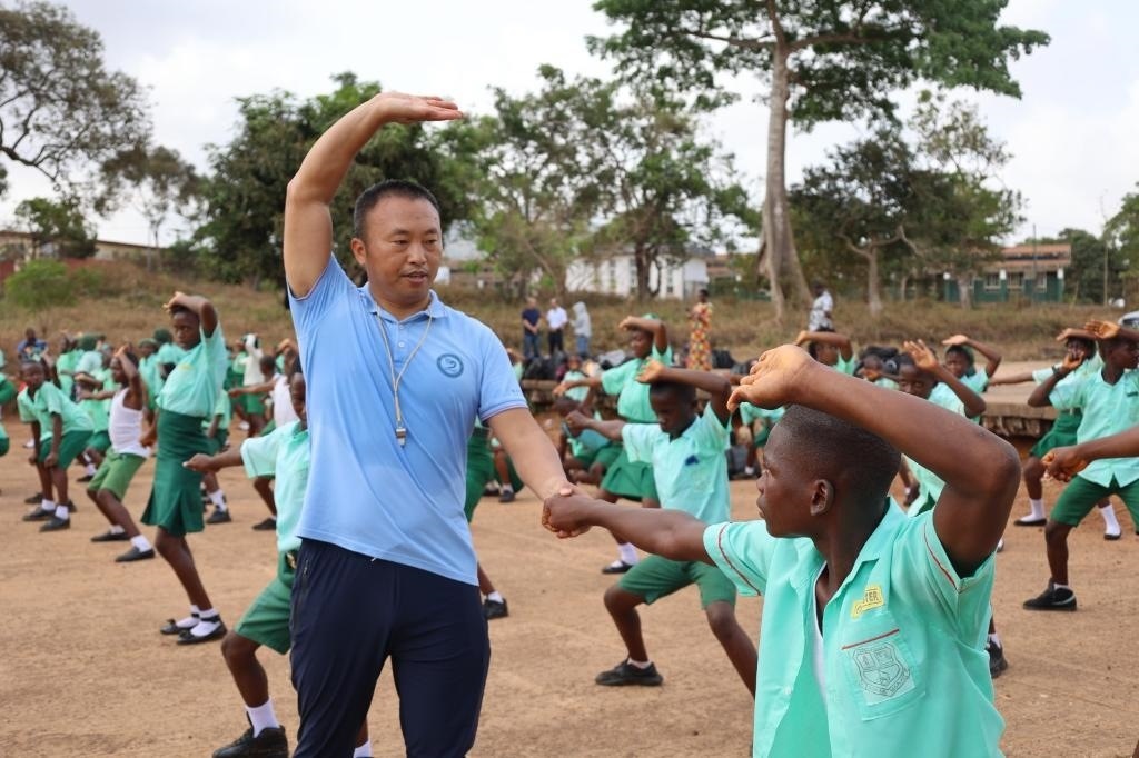 2月20日，在塞拉利昂首都弗里敦，來自塞拉利昂大學(xué)孔子學(xué)院的武術(shù)教師劉偉在為當(dāng)?shù)貙W(xué)生上武術(shù)課。