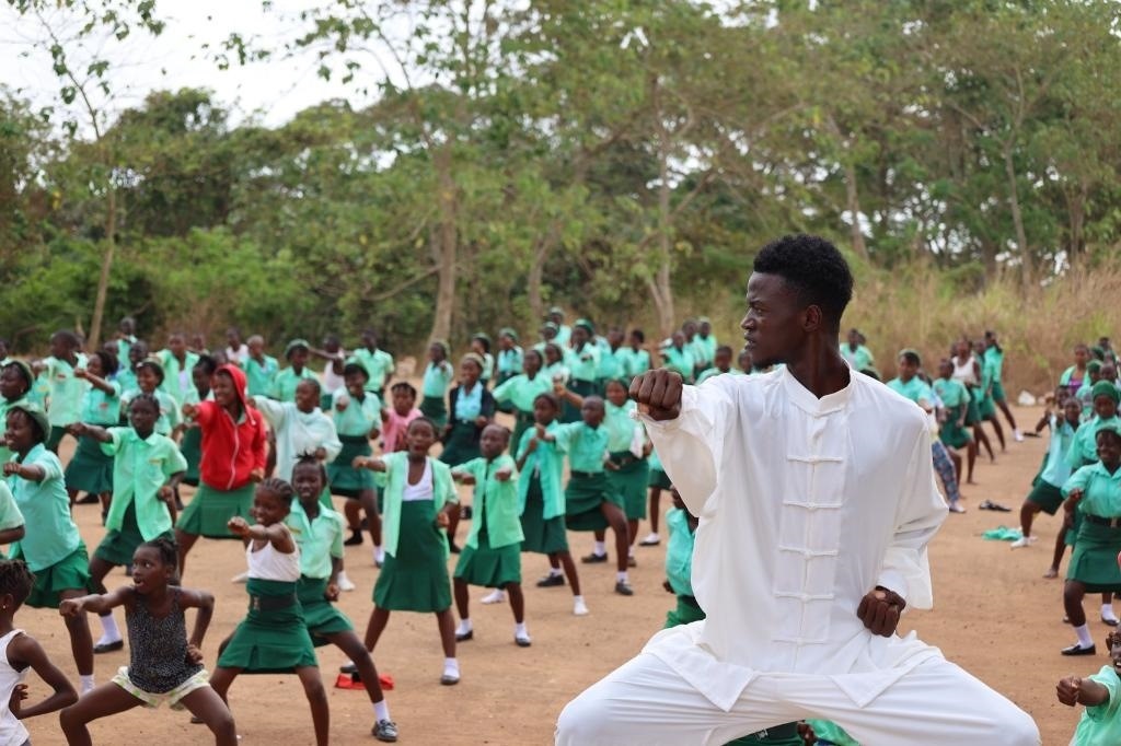2月20日，在塞拉利昂首都弗里敦，當(dāng)?shù)貙W(xué)生在上武術(shù)課。