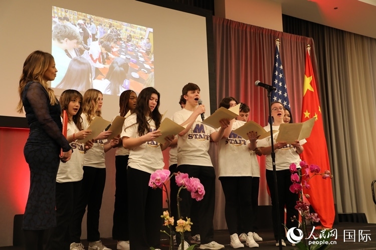 馬斯卡廷中學(xué)的學(xué)生們還深情演唱了表現(xiàn)中美兩國人民友誼的歌曲《情緣留住永恒的記憶》。 人民網(wǎng)記者 李志偉攝