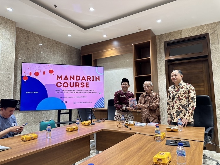 阿拉扎大學(xué)孔子學(xué)院向獨立清真寺贈書。阿拉扎大學(xué)孔子學(xué)院供圖