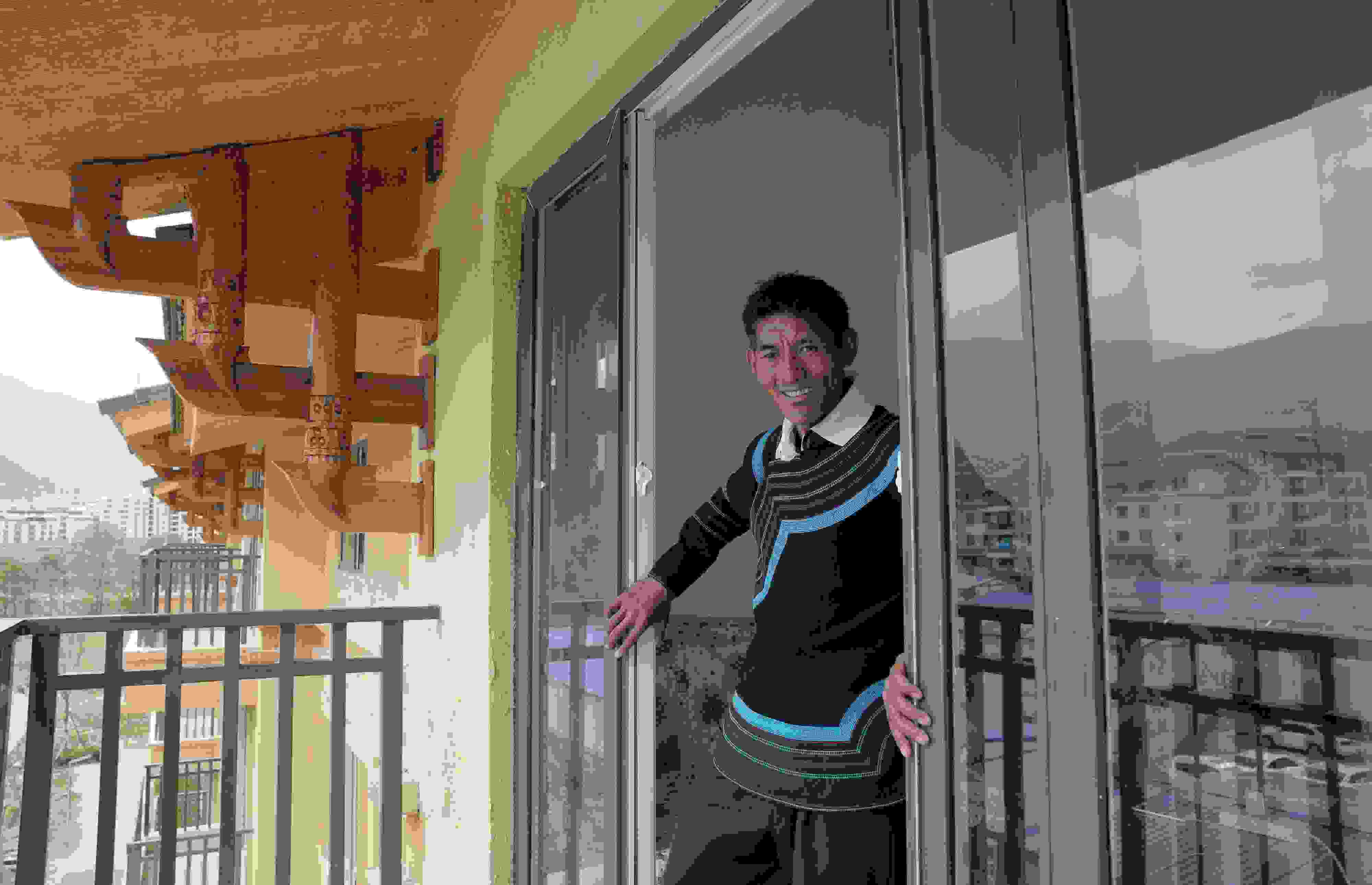 2020年5月14日，四川涼山彝族自治州昭覺(jué)縣，“懸崖村”村民某色伍哈入住新房。