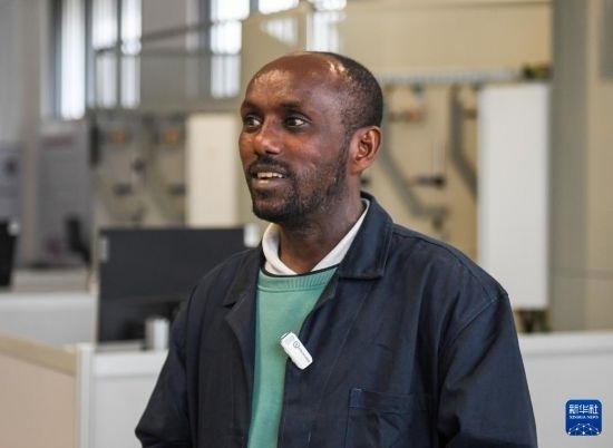 2月15日，在亞的斯亞貝巴的埃塞俄比亞聯(lián)邦職業(yè)技術(shù)培訓(xùn)學(xué)院，魯班工坊當(dāng)?shù)亟處熂s納斯·阿凱萊（中文名艾友涵）接受新華社采訪。