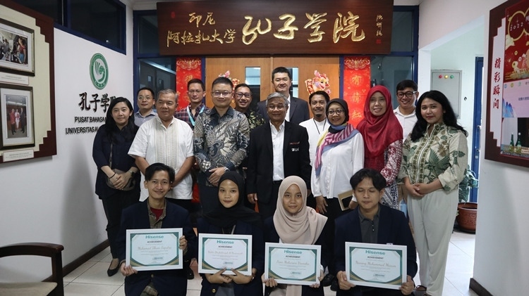 中印尼嘉賓與獲獎(jiǎng)學(xué)生合影。阿拉扎大學(xué)孔子學(xué)院供圖