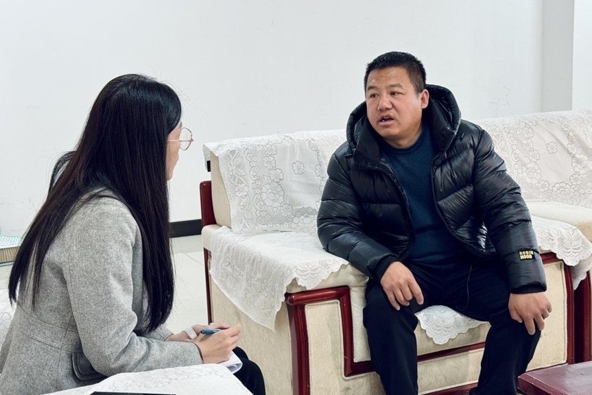 人民網(wǎng)記者采訪“在水一方”小區(qū)住戶。人民網(wǎng) 高清揚(yáng)攝