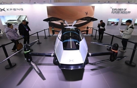 2023年12月1日，在鏈博會(huì)智能汽車鏈展區(qū)小鵬汽車展臺(tái)，參觀者觀看一臺(tái)智能飛行器。新華社記者蔡湘鑫攝