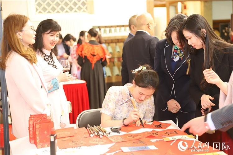 現(xiàn)場書法體驗。人民網(wǎng)記者 霍文攝