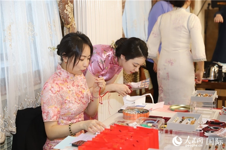 孔院教師展示剪紙。人民網(wǎng)記者 霍文攝