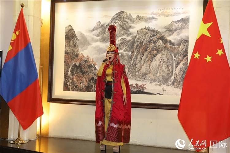 呼麥演唱。人民網(wǎng)記者 霍文攝