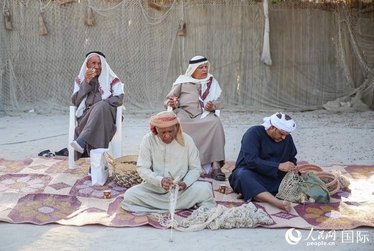 漁民演示制作漁網(wǎng)。人民網(wǎng) 塔里克·易卜拉欣攝