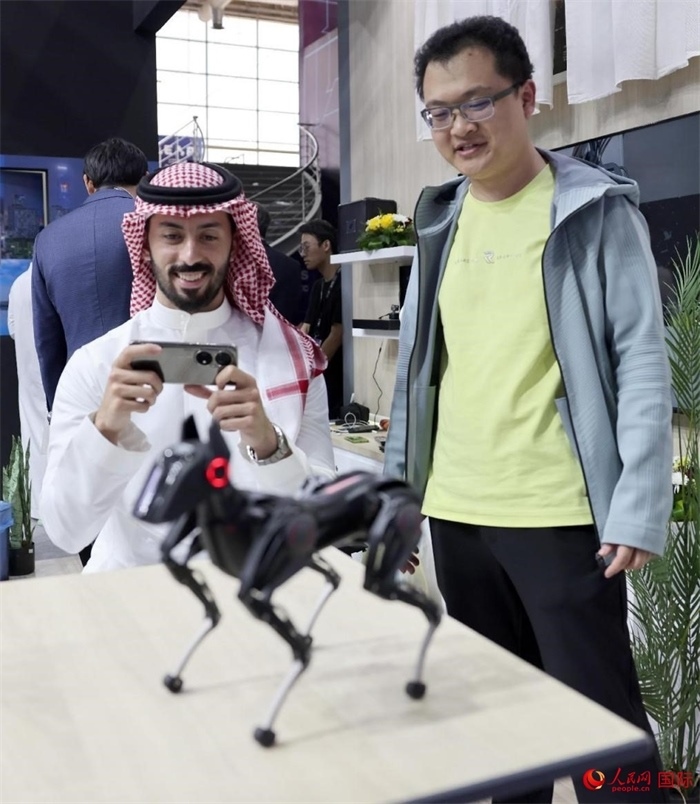 一名觀眾在體驗操作機(jī)器狗。人民網(wǎng)記者 管克江攝