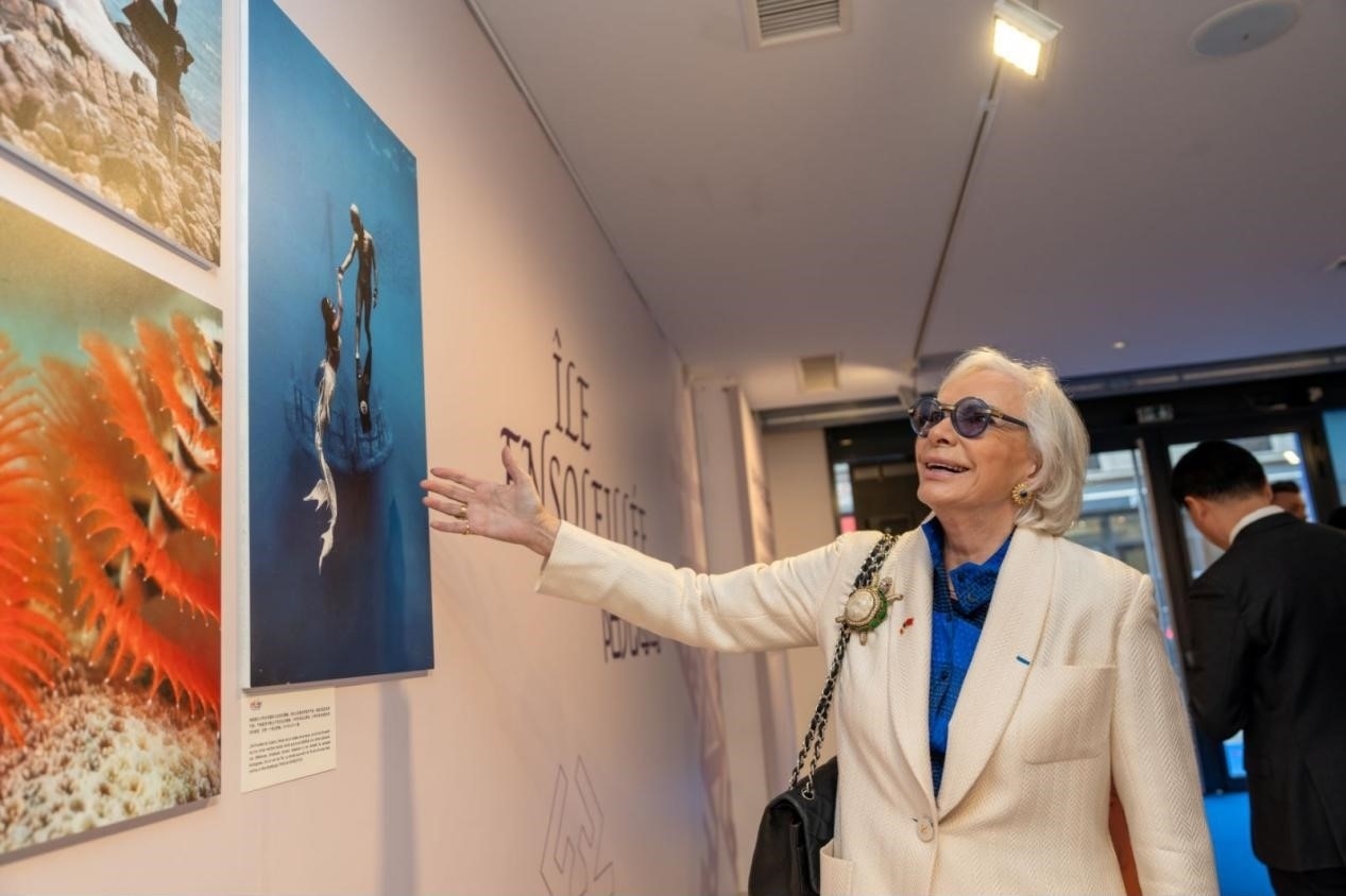 世界旅游組織特別顧問瑪麗-皮埃爾·布歇-奧利耶觀看活動(dòng)現(xiàn)場圖片展覽。活動(dòng)主辦方供圖