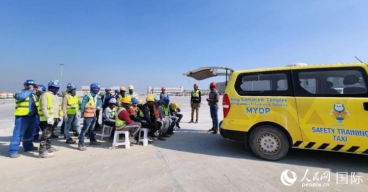 安全宣講出租車在現(xiàn)場播放安全視頻。人民網(wǎng)記者 管克江攝