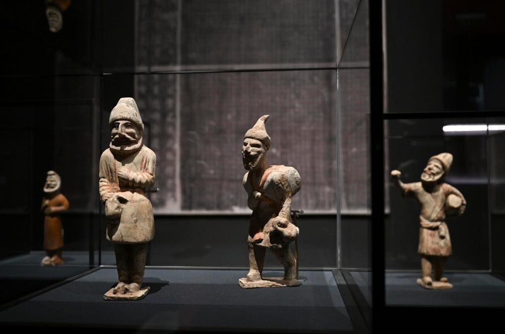 “歷史之遇——中國與西亞古代文明交流展”于1月12日至4月11日在故宮午門正殿展廳舉行。這是展出的陶彩繪人俑（1月10日攝）。新華社記者金良快攝