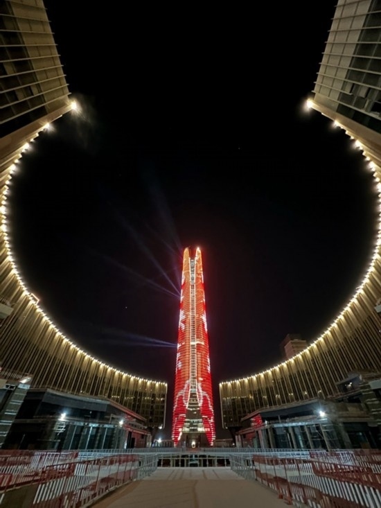  2024年2月9日，埃及開羅以東建設中的埃及新行政首都中央商務區(qū)項目上演燈光秀，迎接龍年春節(jié)。新華社發(fā)（黎炳宏攝）