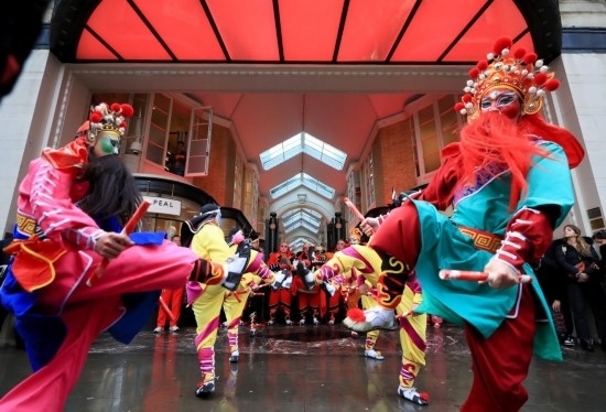  2024年2月10日，來自廣東普寧的英歌舞團演員在英國倫敦伯靈頓拱廊街表演英歌舞。新華社記者 李穎 攝