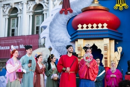  2024年2月13日，在意大利威尼斯，志愿者身著漢服進行表演。新華社記者 李京 攝