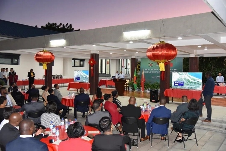 當(dāng)?shù)貢r間3月13日，慶祝中國與多米尼克建交20周年招待會在中國駐多大使館舉行。中國駐多米尼克大使館供圖