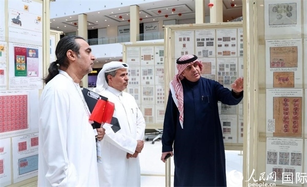 觀眾在欣賞集郵展作品。人民網(wǎng)記者 任皓宇攝